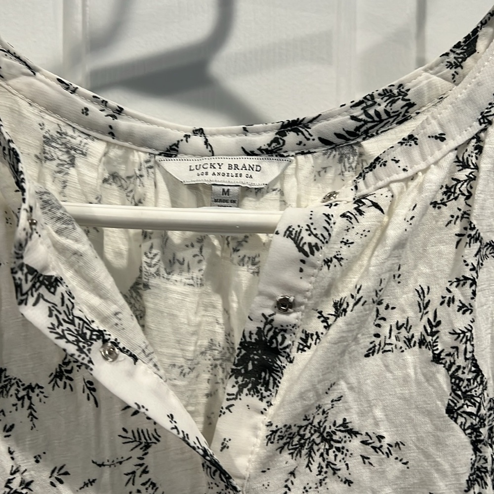 Black and white/off white sleeveless top - Picture 2 of 4